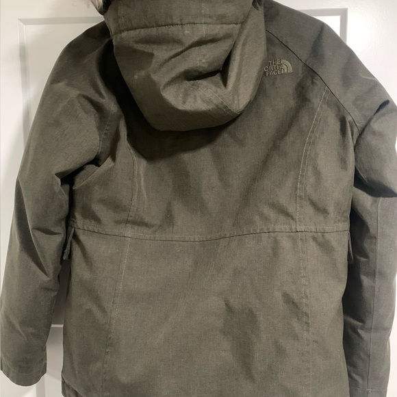 Girls’ The North Face Parka - Picture 2 of 6